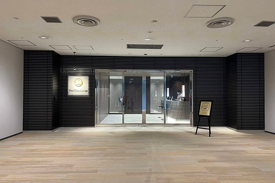 top airport lounges at tokyo haneda airport